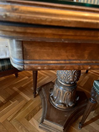 Mesa de comedor antigua de madera y sobre cristal