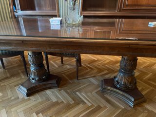 Mesa de comedor antigua de madera y sobre cristal