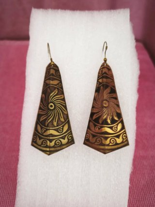 Brincos de metal com padrão floral