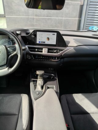 Lexus UX 2024