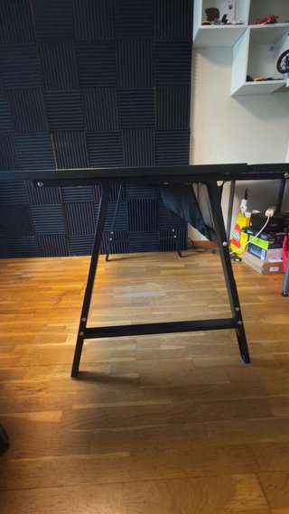 Mesa escritorio negra madrera y patas de metal.