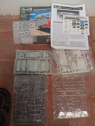 Maqueta Revell Volkswagen T1 Samba Bus 1:24