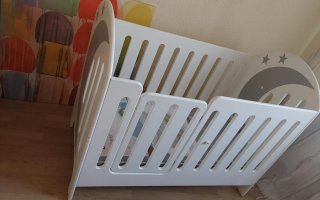 Cuna de bebé blanca lacada hecha a mano