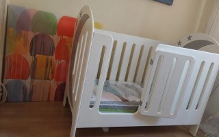 Cuna de bebé blanca lacada hecha a mano