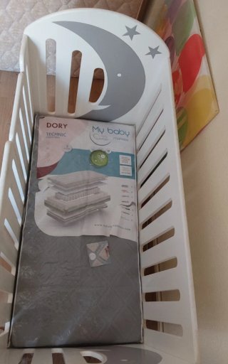 Cuna de bebé blanca lacada hecha a mano
