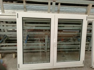 Ventana de aluminio blanca