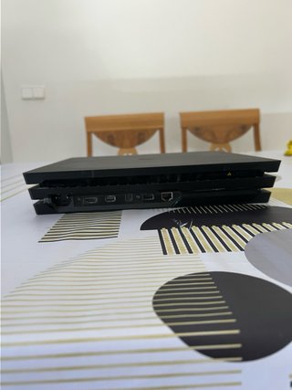 Playstation 4 Pro Negra + Mando Dorado + 2 juegos.