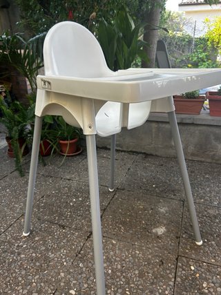 Trona blanca para bebé