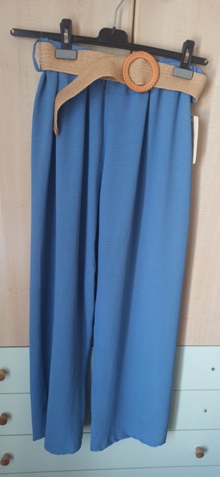 Pantaloni morbidi nuovi con etichetta.