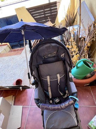 Silla de paseo azul con sombrilla