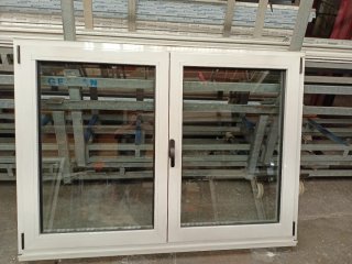 Ventana de aluminio blanca