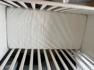 Cuna blanca y colchón 60x120