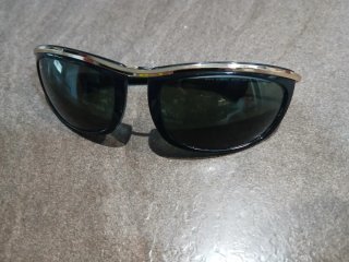 Gafas de sol Ray-Ban negras y doradas