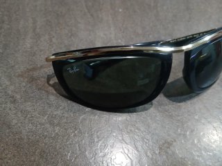 Gafas de sol Ray-Ban negras y doradas