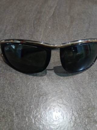 Gafas de sol Ray-Ban negras y doradas