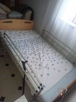 Cama articulada madera y metal.