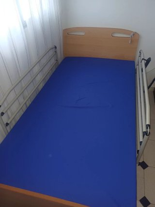 Cama articulada madera y metal.