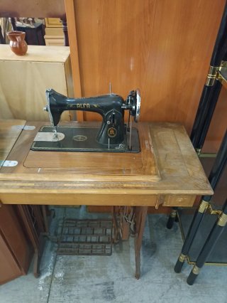 Máquina de coser Alfa antigua
