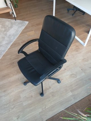 Silla de oficina ergonómica negra