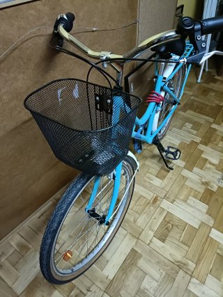 Bicicleta azul niña con cesta