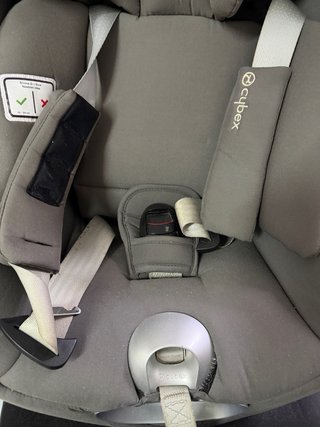 Silla de coche Cybex gris.