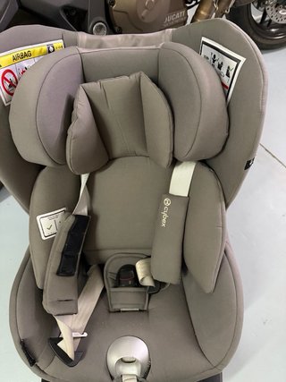 Silla de coche Cybex gris.