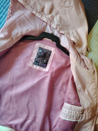 Cortaviento rosa con capucha