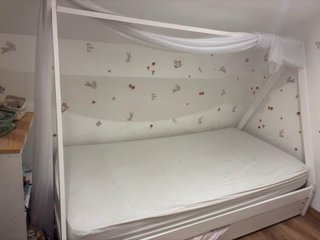 Cama infantil blanca con dosel