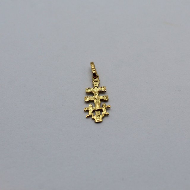 Cruz de oro 18k. Peso: 0.69gr