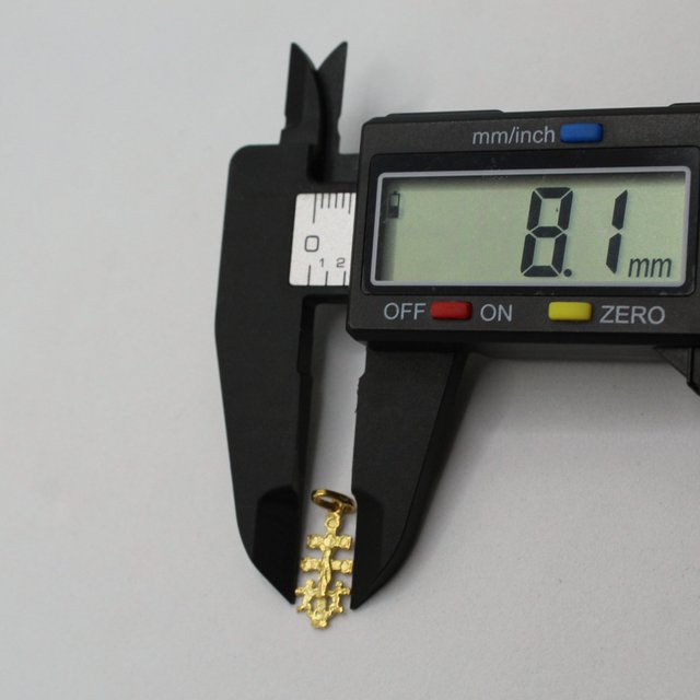 Cruz de oro 18k. Peso: 0.69gr
