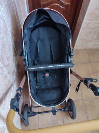 Carro de bebé Luxmom negro y dorado.