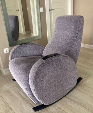 Sillón mecedora de tela