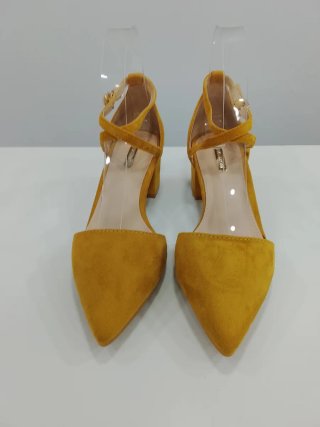 Zapatos tacón bajo amarillos