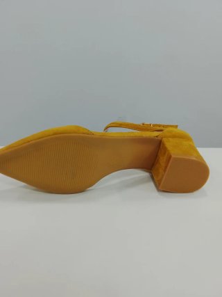 Zapatos tacón bajo amarillos