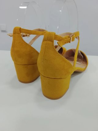 Zapatos tacón bajo amarillos