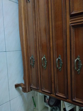 Cómoda antigua de madera con tiradores dorados