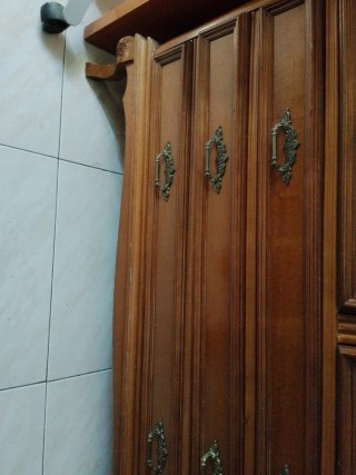 Cómoda antigua de madera con tiradores dorados