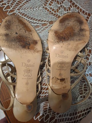 Sandalias Dany Doradas  y negras Mujer