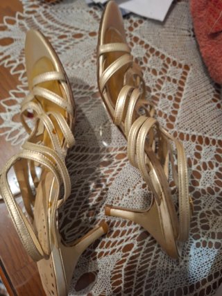 Sandalias Dany Doradas  y negras Mujer