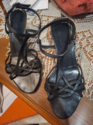 Sandalias Dany Doradas  y negras Mujer