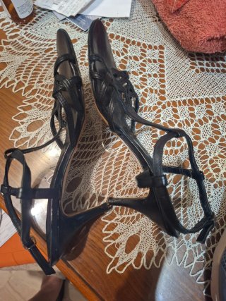 Sandalias Dany Doradas  y negras Mujer