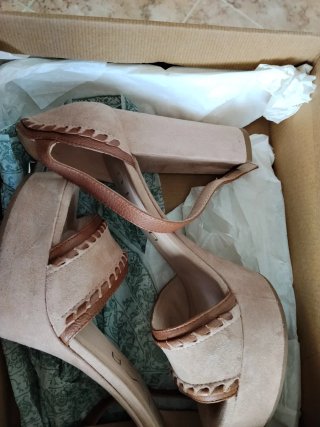 Zapatos de tacón beige y marrón comodos
