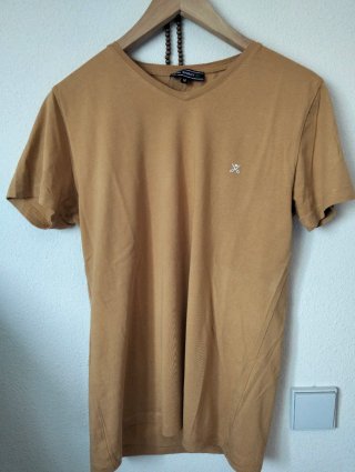 Camiseta Félix Hardy cuello V color Mostaza
