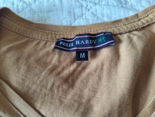 Camiseta Félix Hardy cuello V color Mostaza