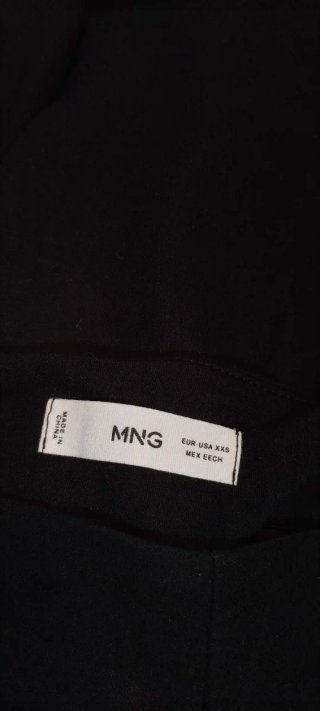 Top negro con tiras