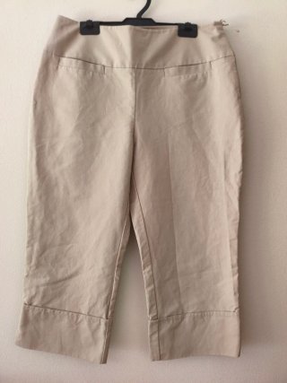 Conjunto camiseta negra y pantalón pirata beige