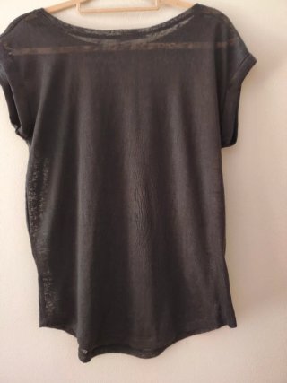 Conjunto camiseta negra y pantalón pirata beige