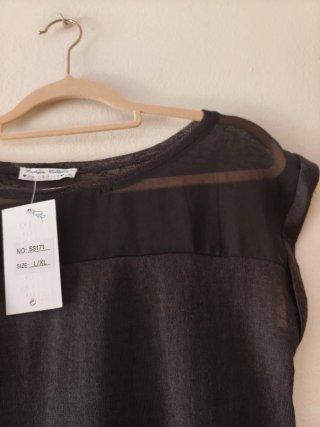 Conjunto camiseta negra y pantalón pirata beige