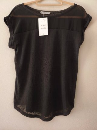 Conjunto camiseta negra y pantalón pirata beige