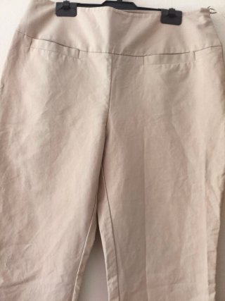 Conjunto camiseta negra y pantalón pirata beige